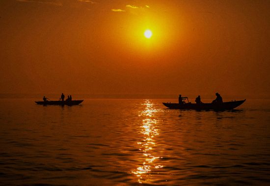 Esplorate Allahabad, dove i fiumi sacri Gange, Yamuna e Sarasvati si incontrano. Scoprit il Triveni Sangam, la cultura e la storia di questa città indiana.