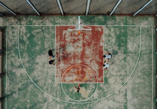 Alla scoperta delle attrazioni di Los Angeles e San Francisco. Esperienze NBA, murales di Kobe Bryant e luoghi iconici per un viaggio indimenticabile.