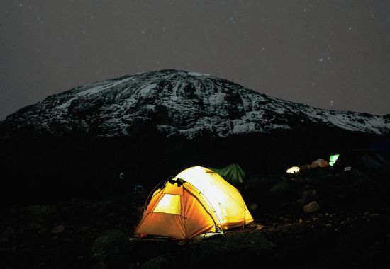 Alla scoperta del Kilimanjaro: guida completa alla scalata della vetta più alta dell'Africa, tra preparazione, percorsi e paesaggi mozzafiato.