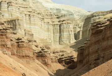 Kazakistan on the road: dalle montagne al deserto