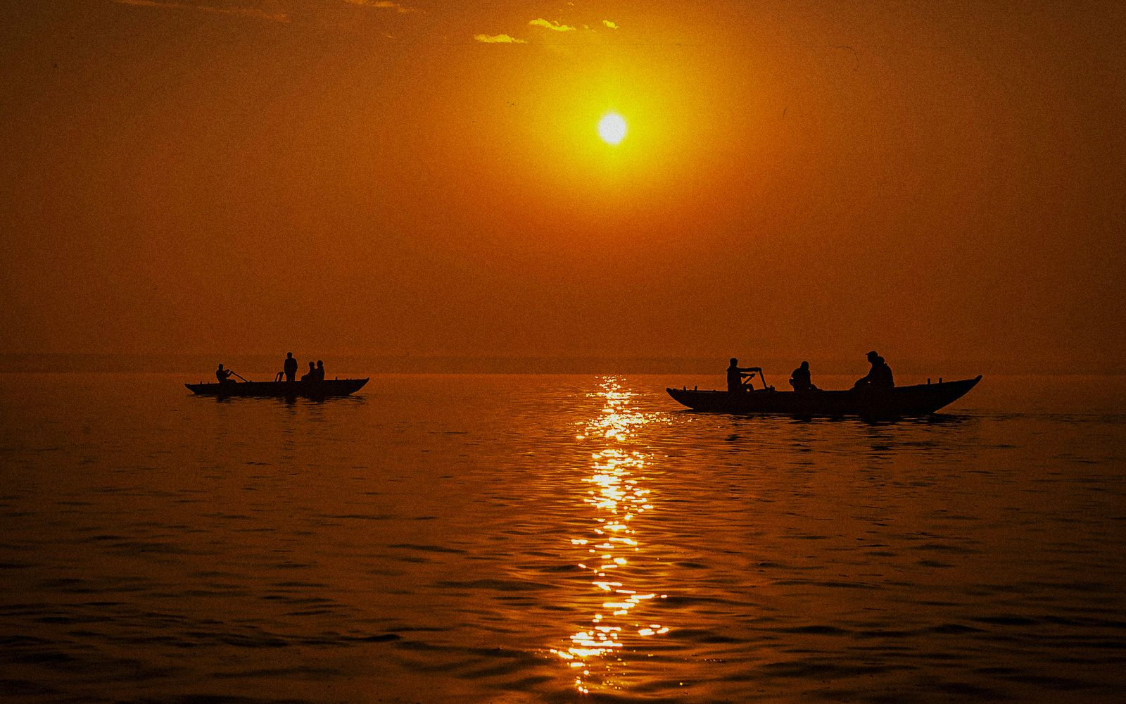 Esplorate Allahabad, dove i fiumi sacri Gange, Yamuna e Sarasvati si incontrano. Scoprit il Triveni Sangam, la cultura e la storia di questa città indiana.