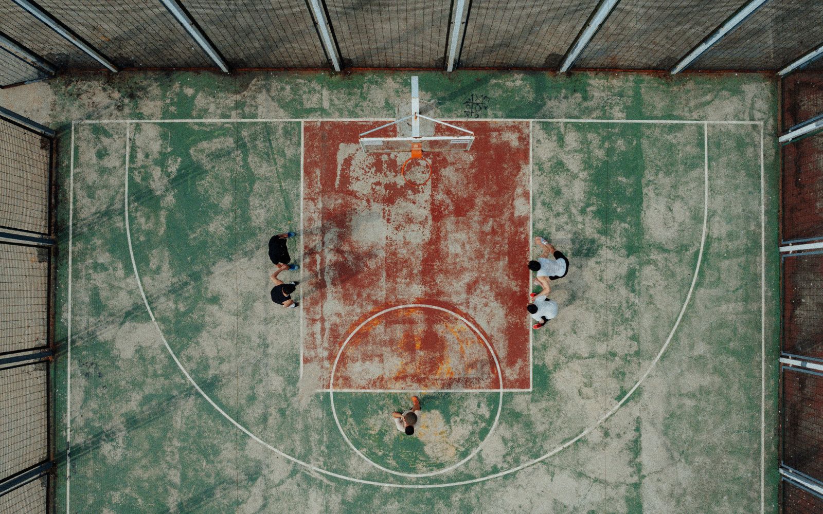 Alla scoperta delle attrazioni di Los Angeles e San Francisco. Esperienze NBA, murales di Kobe Bryant e luoghi iconici per un viaggio indimenticabile.