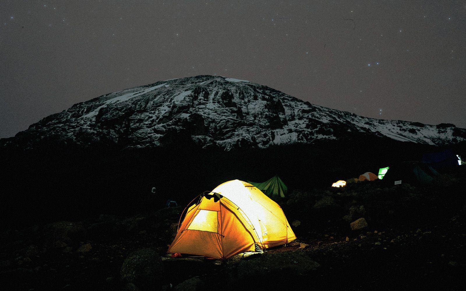 Alla scoperta del Kilimanjaro: guida completa alla scalata della vetta più alta dell'Africa, tra preparazione, percorsi e paesaggi mozzafiato.